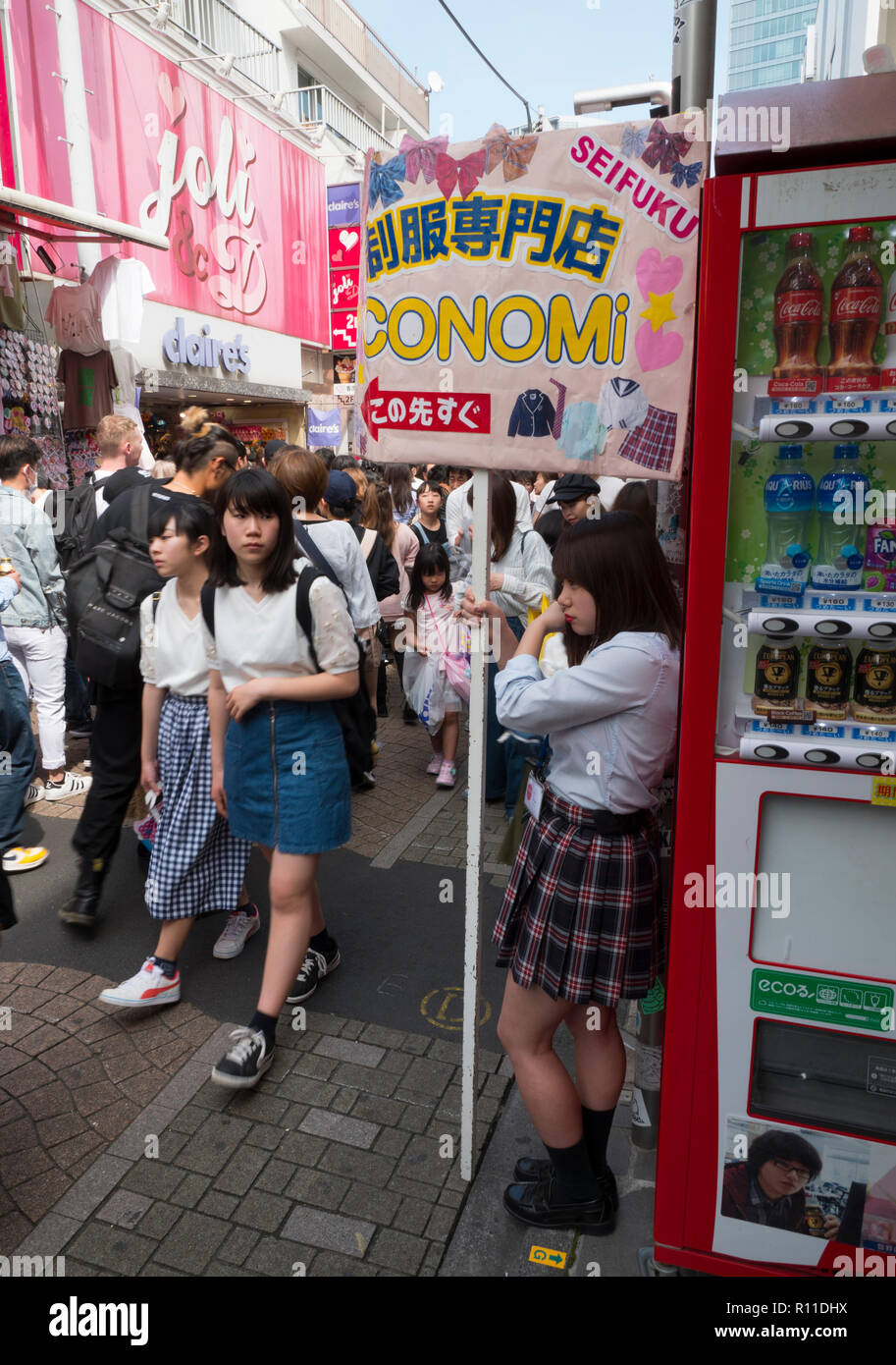 Menschen gehen Sie takeshita Straße in Shibuya-ku, Tokyo, Japan. Es ist ein sehr beliebt bei jungen Leuten und hat vielen trendigen Geschäften. Stockfoto