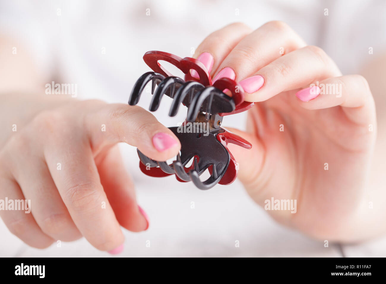 Haar clip in weiblicher Hand Stockfoto