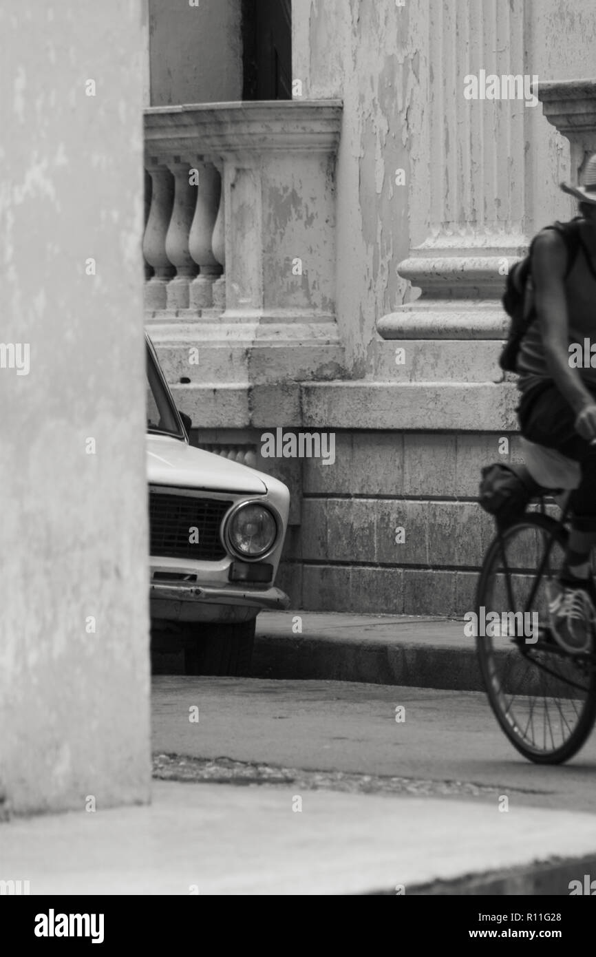 03/04/2015, Cienfuegos, Kuba: Eine detaillierte Szene in Schwarz und Weiß von der kolonialen Vergangenheit mit einem Mann Radtouren vorbei. Stockfoto