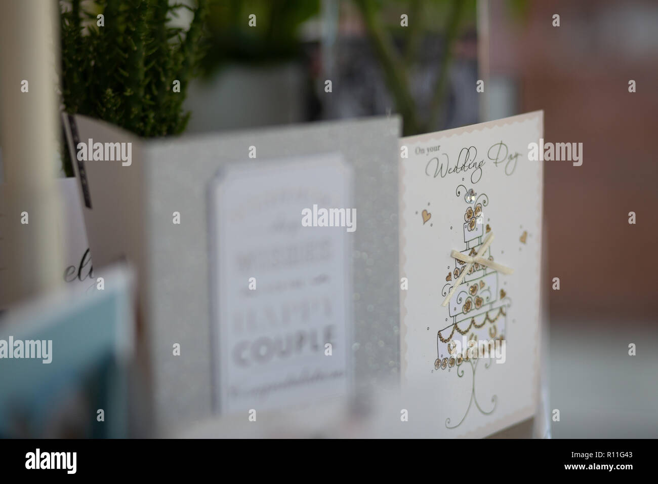 Eine Hochzeit Karte steht auf einem Regal Stockfoto