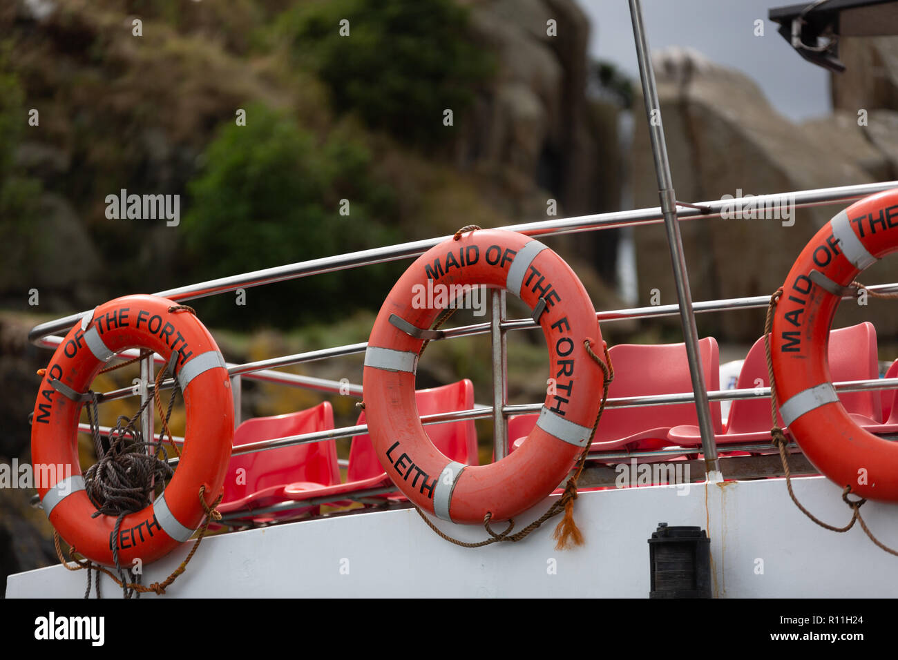 Lifering Bojen auf der Rückseite der Magd der Vierten Boot auf inchcolm Insel, Fife, Schottland Stockfoto