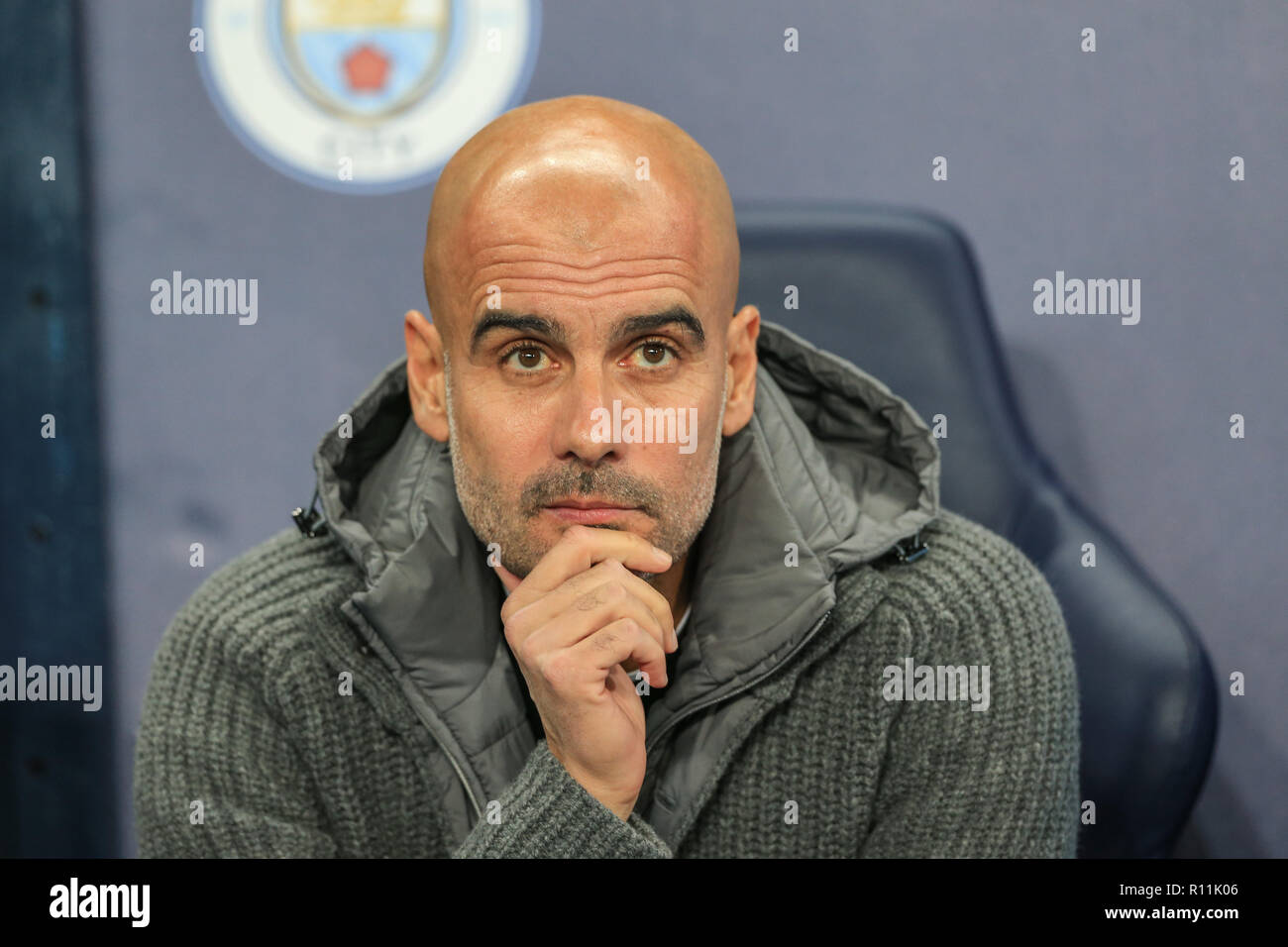 7. November 2018, das Etihad Stadium, London, England, UEFA Champions League, Manchester City v Shakhtar Donetsk; Pep Guardiola Manager von Manchester City auf der Bank vor dem Anstoß der Credit: Mark Cosgrove/News Bilder Stockfoto