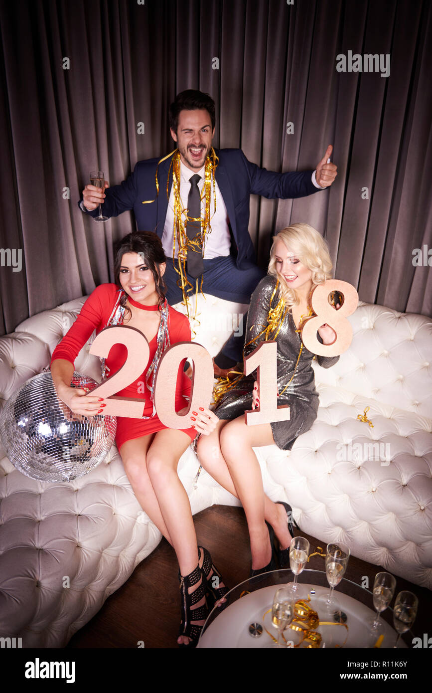 Freunde begrüßen das neue Jahr 2018 Stockfoto