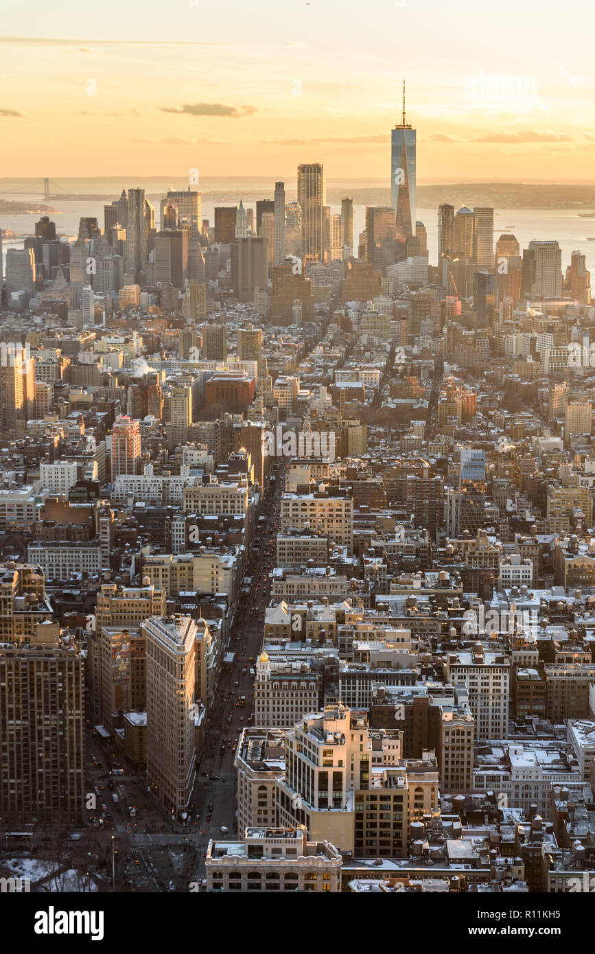 New York City - Manhattan Downtown Skyline Wolkenkratzer bei Sonnenuntergang und in der Dämmerung. Blick vom Empire State Building Plattform. USA. Stockfoto