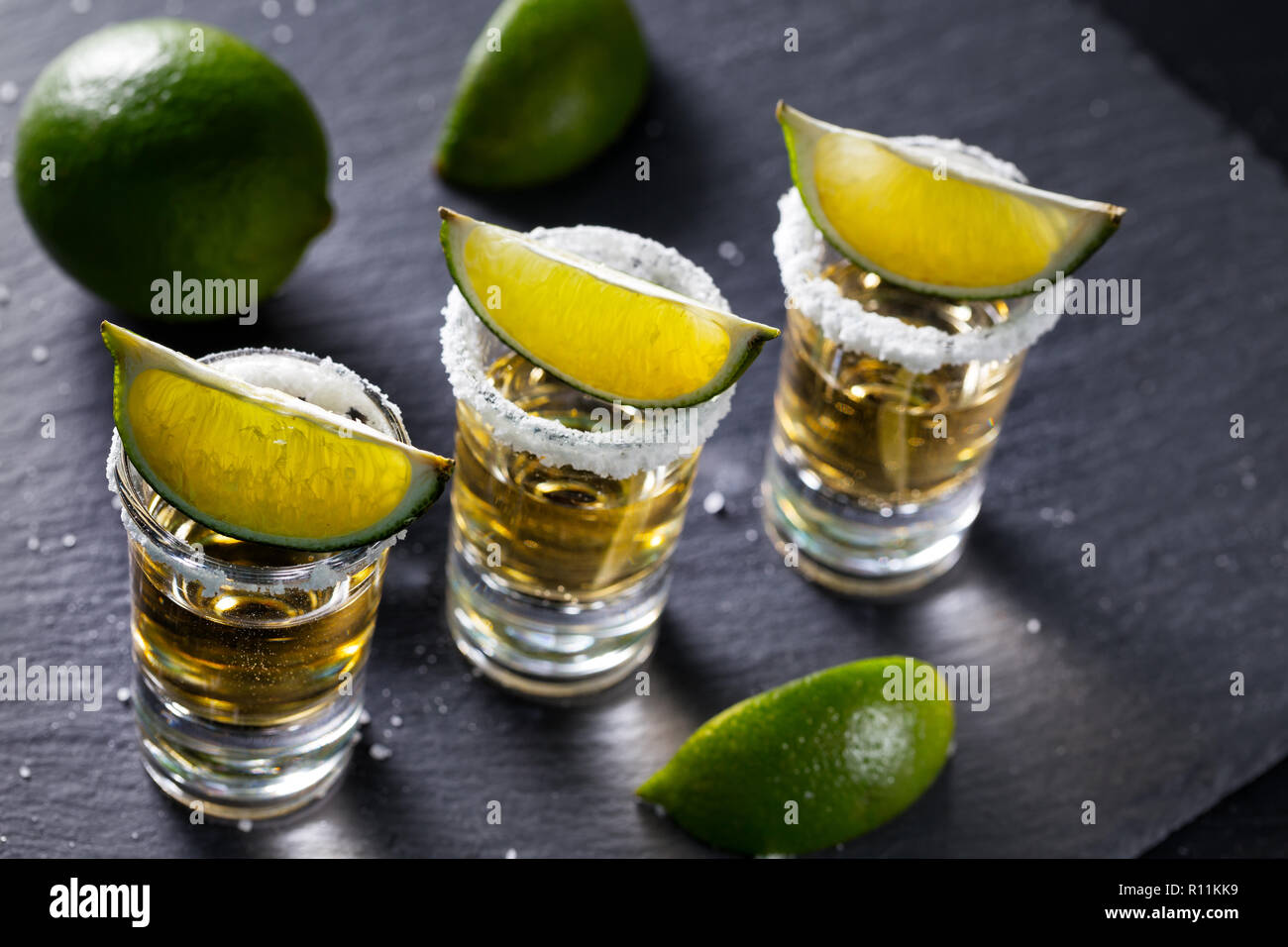 Drei Stapel mit mexikanischen golden Tequila mit Kalk und Salz Stockfoto