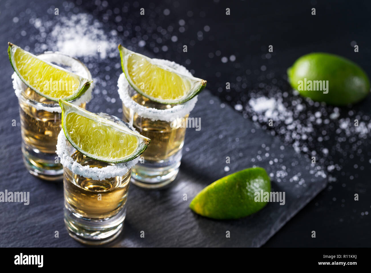 Drei Stapel mit Tequila mit Kalk und Salz Stockfoto