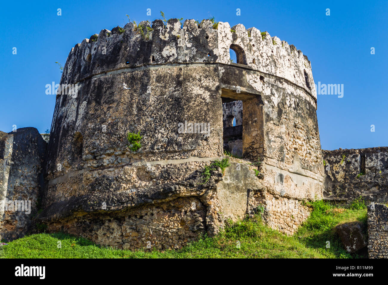 Einer der Türme des alten Forts (Ngome Kongwe). Stone Town, Sansibar, Tansania. Stockfoto