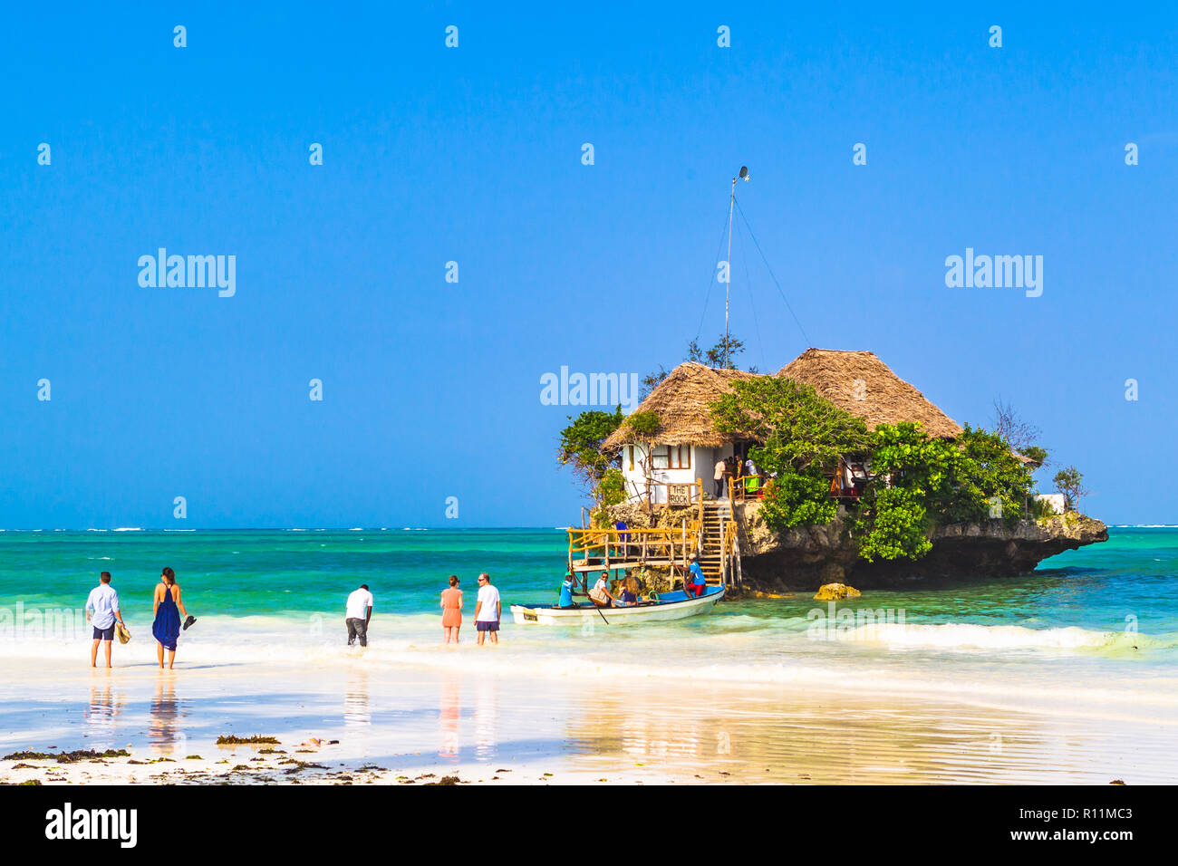 Die Menschen warten auf dem Boot zu den berühmten Restaurant Rock. Paje, Sansibar, Tansania. Stockfoto