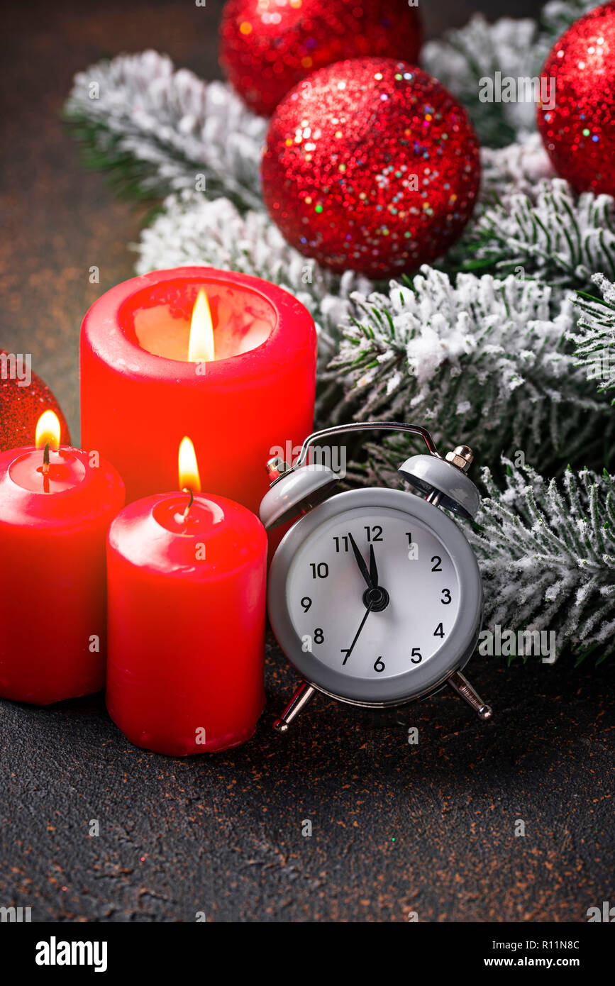 Weihnachten Hintergrund mit Niederlassung des Baums und Kugeln Stockfoto