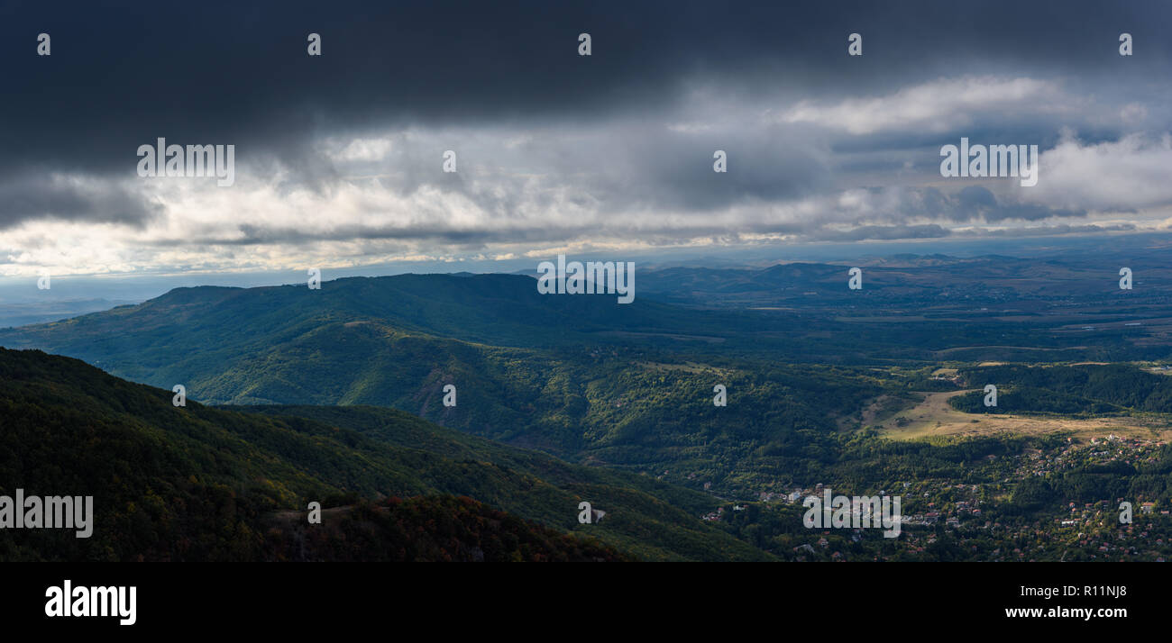 Schönen Sommer im Balkangebirge - Bulgarien - fantastische Landschaft, Sonnenschein, üppigem Grün - ideal wandern Lage Stockfoto