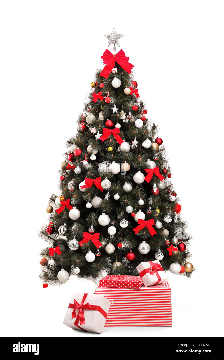 Studio geschossen von einem geschmückten Weihnachtsbaum mit Geschenkboxen unbder auf weißem Hintergrund Stockfoto