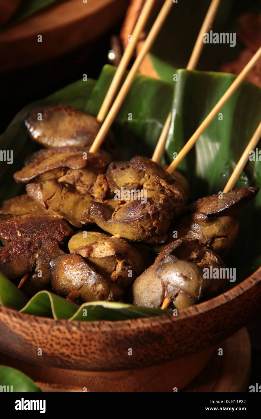 Sate Ayam Ati. Huhn Leber satays, in Sojasauce geschmortes wurde und leicht gebraten. Stockfoto
