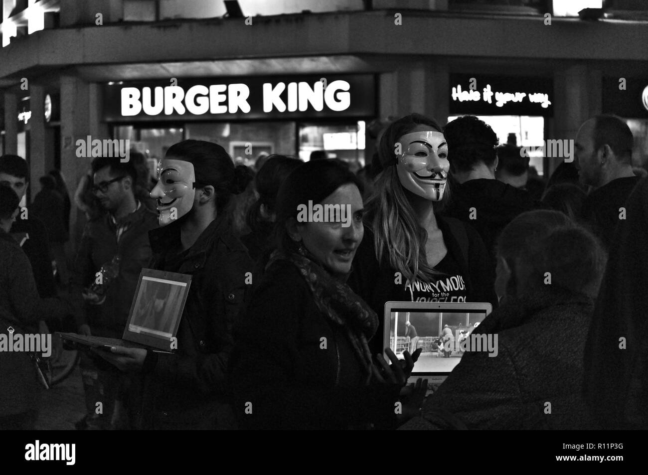 Anonyme Aktivisten protestieren, die Verteidigung der Rechte der Tiere, in der vor einem Burger King Restaurant in Sevilla, Spanien Stockfoto