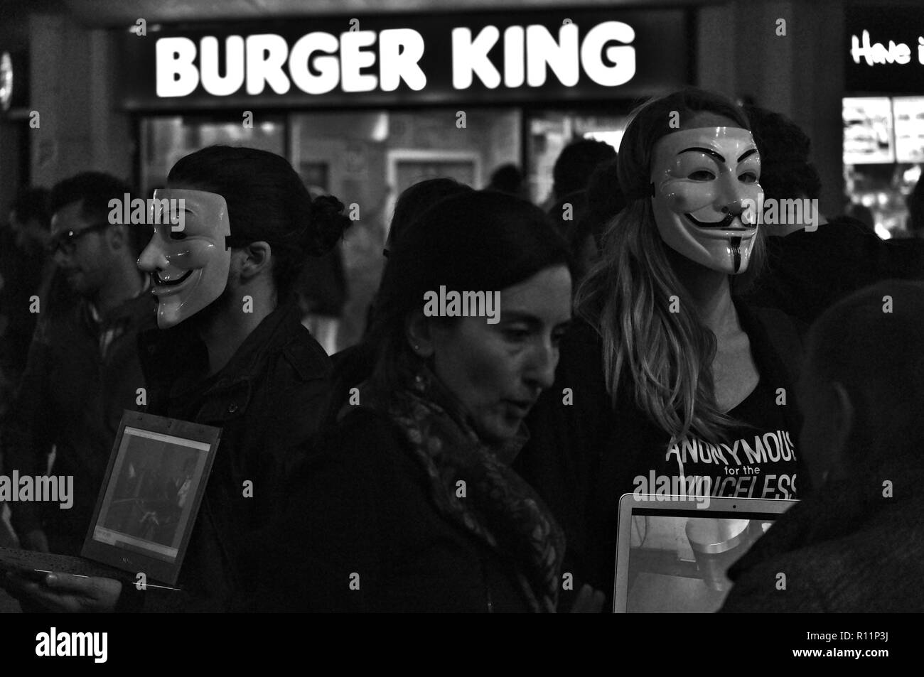 Anonyme Aktivisten protestieren, die Verteidigung der Rechte der Tiere, in der vor einem Burger King Restaurant in Sevilla, Spanien Stockfoto