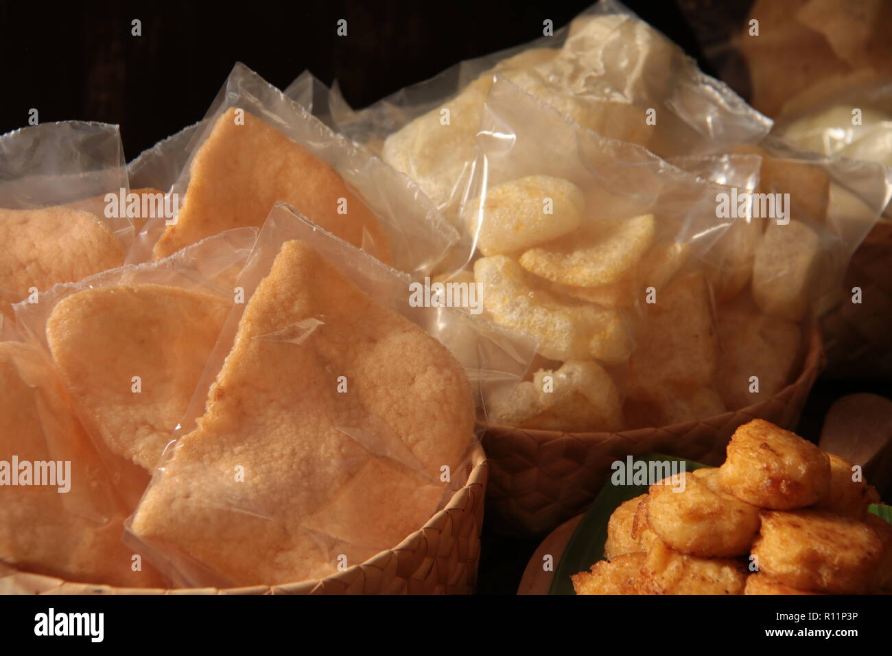 Udang und Kerupuk kerupuk Rambak. Indonesische Garnelencracker und Kuh haut Cracker als Beilagen für Nasi Pindang Kudus. Stockfoto