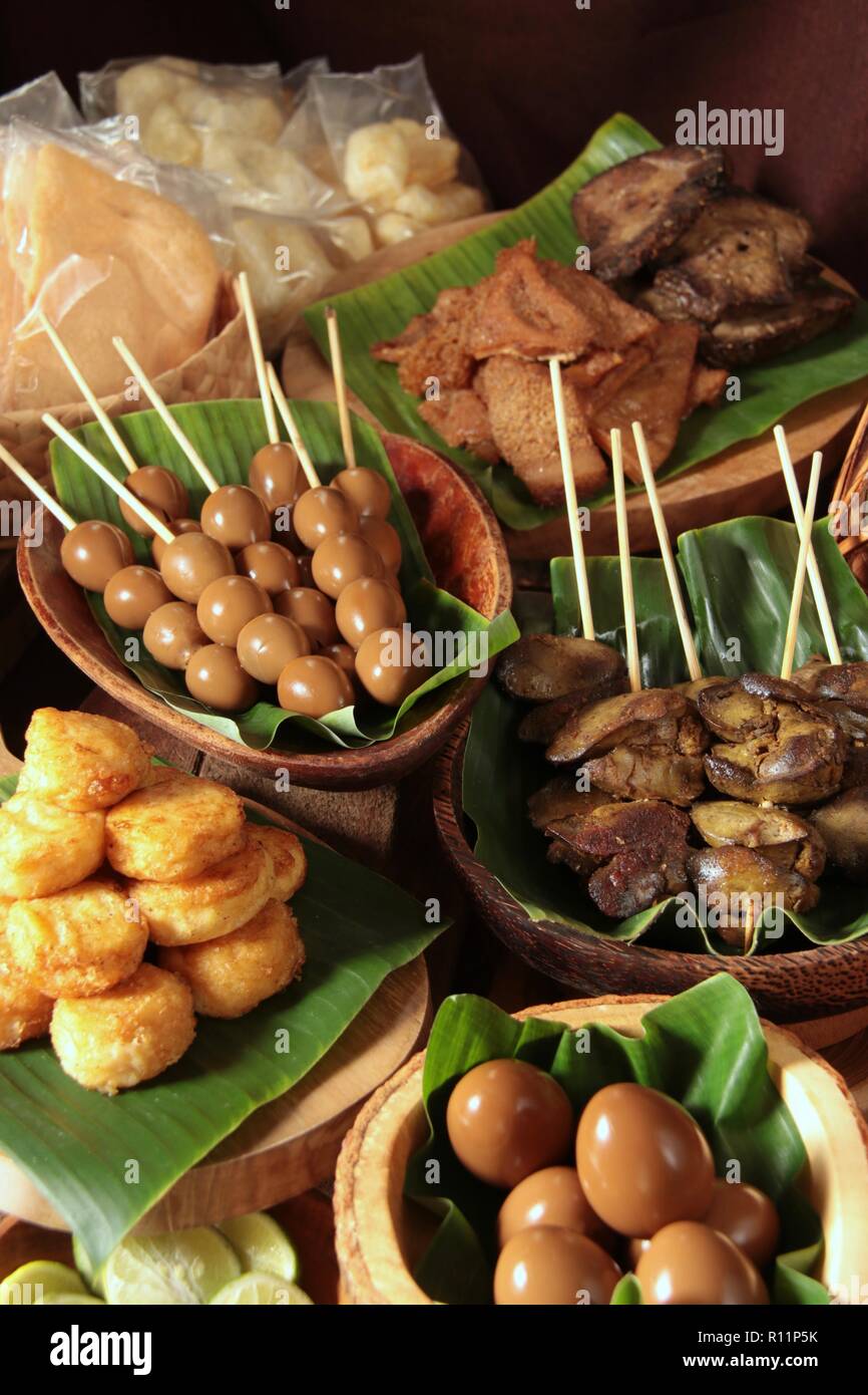 Perkedel, Sate Telur Puyuh, Babat Goreng, Sate Ati, Telur Bacem und Kerupuk. Beilagen für Pindang Kudus. Stockfoto