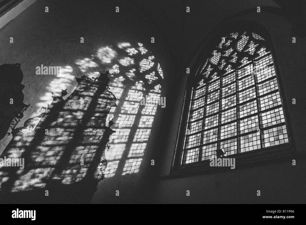 Schönen schwarz-weiß Bild von Breda Kathedrale, Niederlande - beeindruckende Architektur, eindrucksvollen Spiel von Licht und Schatten Stockfoto