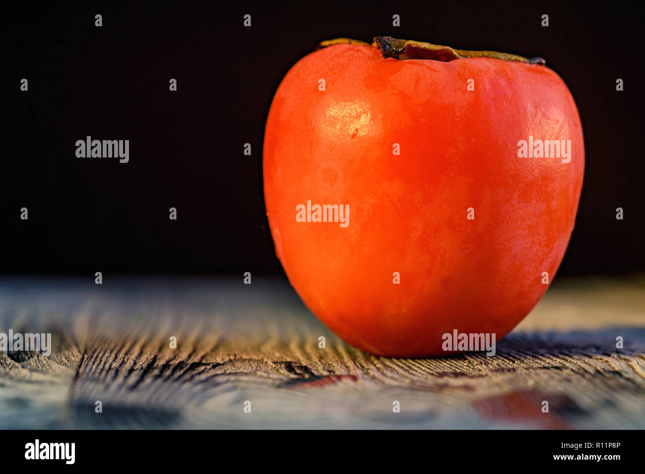 Reife Kaki mit Wassertropfen. Selektiver Fokus Stockfoto