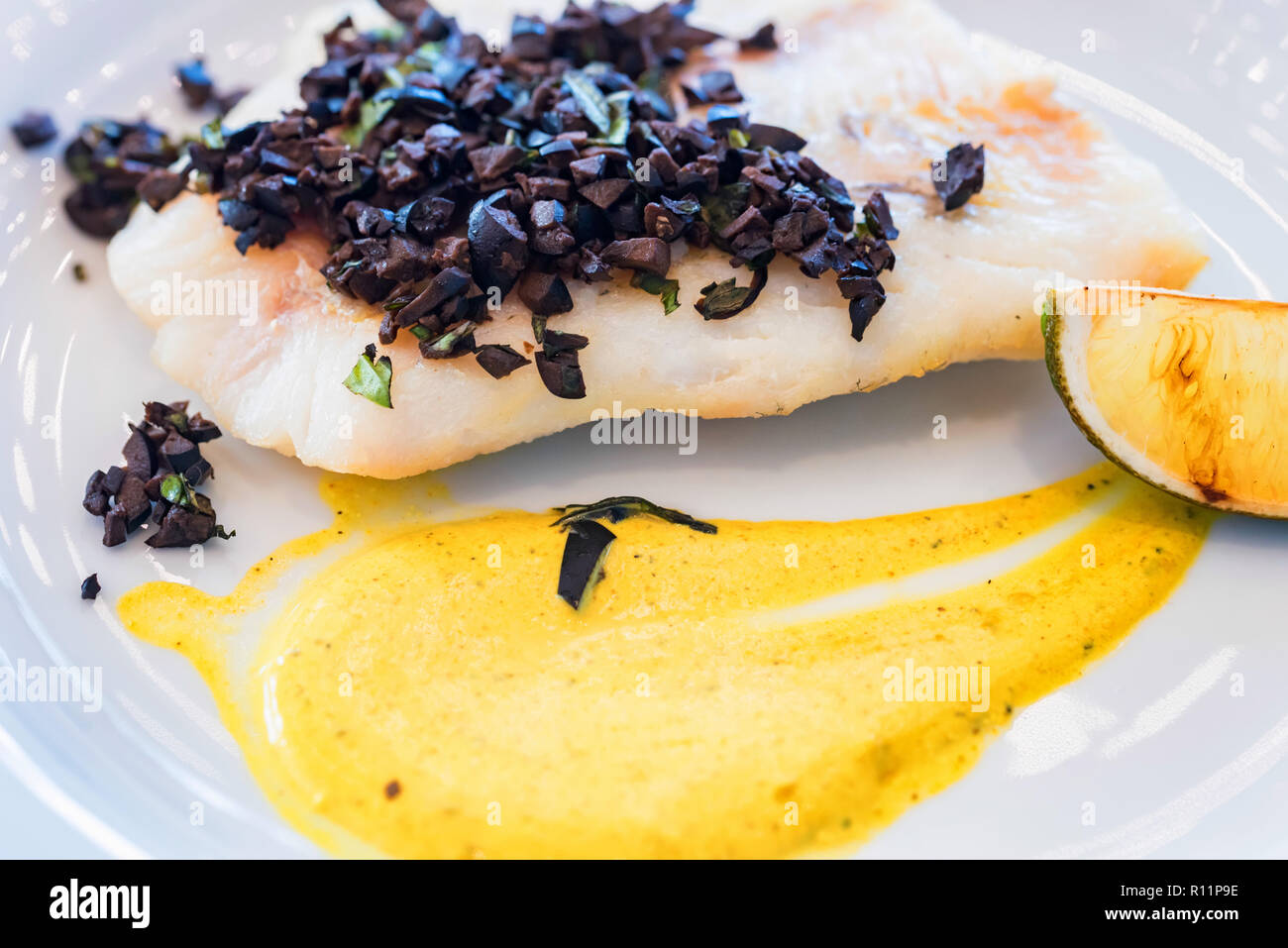 Zander Filet mit Gemüse und Oliven auf weiße Platte Stockfoto