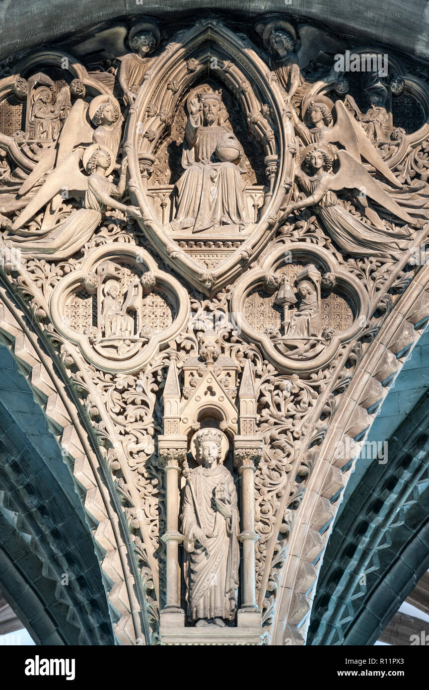 Hereford Cathedral, UK. Ein 19 c Gotischen brüstungs (der Raum zwischen zwei Bögen), Christus in Majestät geschnitzt. Die unten stehende Abbildung ist König Ethelbert Stockfoto