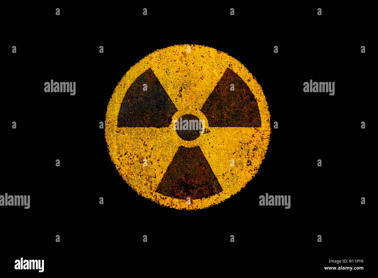 Runde gelbe und schwarze Radioaktivität (ionisierende Strahlung) nukleare Gefahr Symbol auf rostiges Metall grungy Textur und isoliert auf dunklen schwarzen Hintergrund. Stockfoto