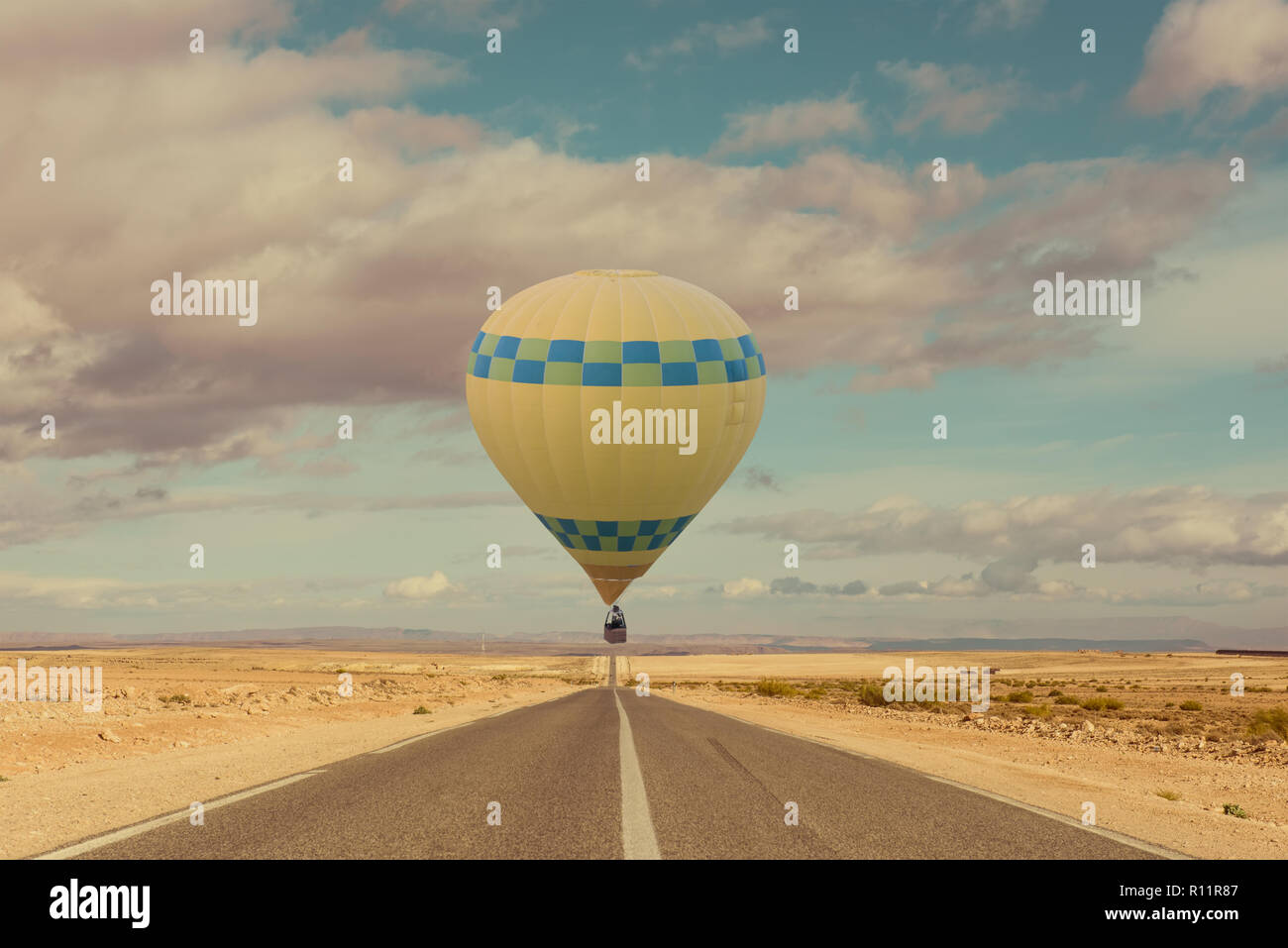 Mit dem Heißluftballon über die Wüste und Straße Stockfoto