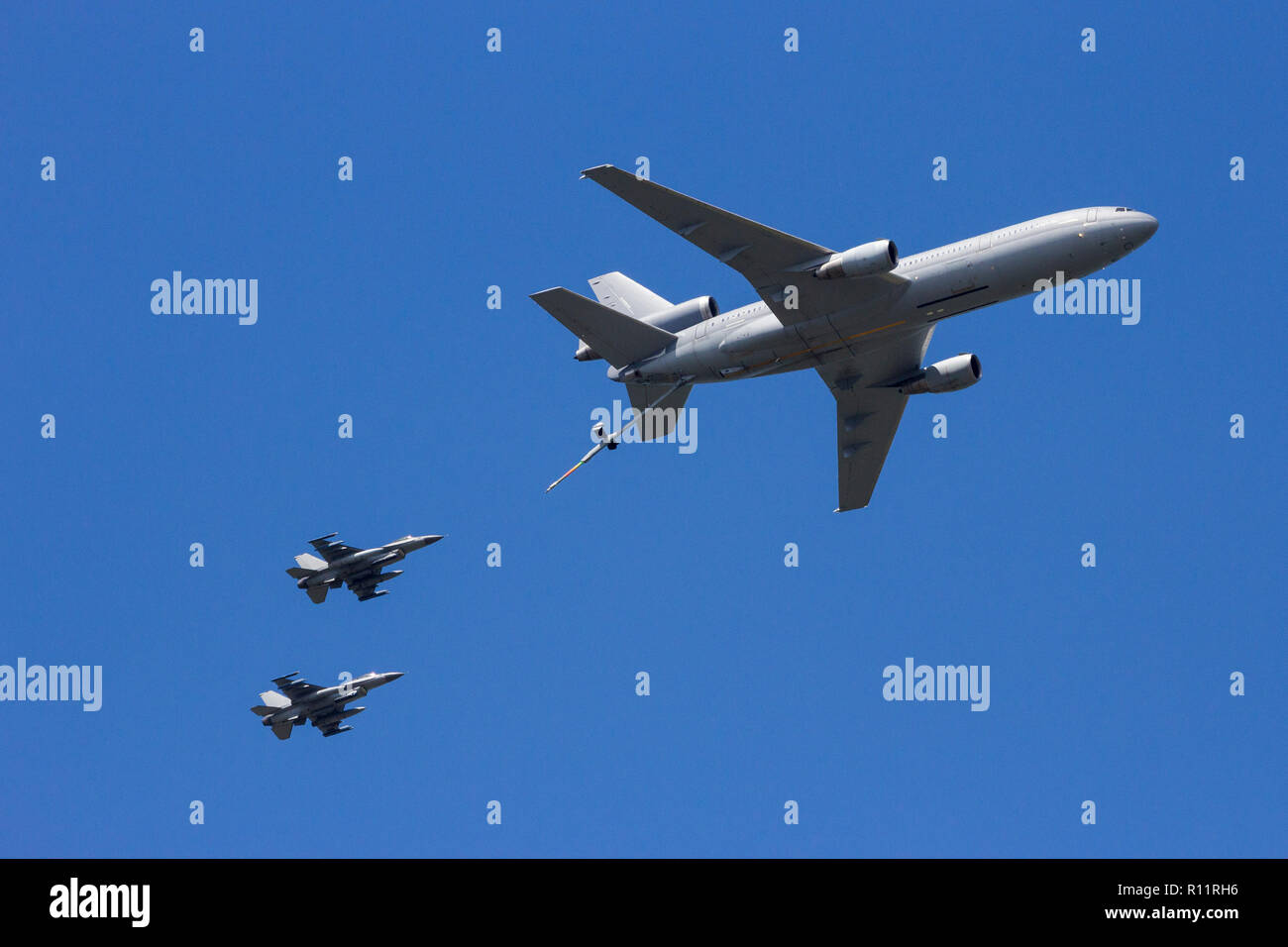 Militärische tanker Flugzeug Luftbetankung zwei Fighter Jets. Stockfoto