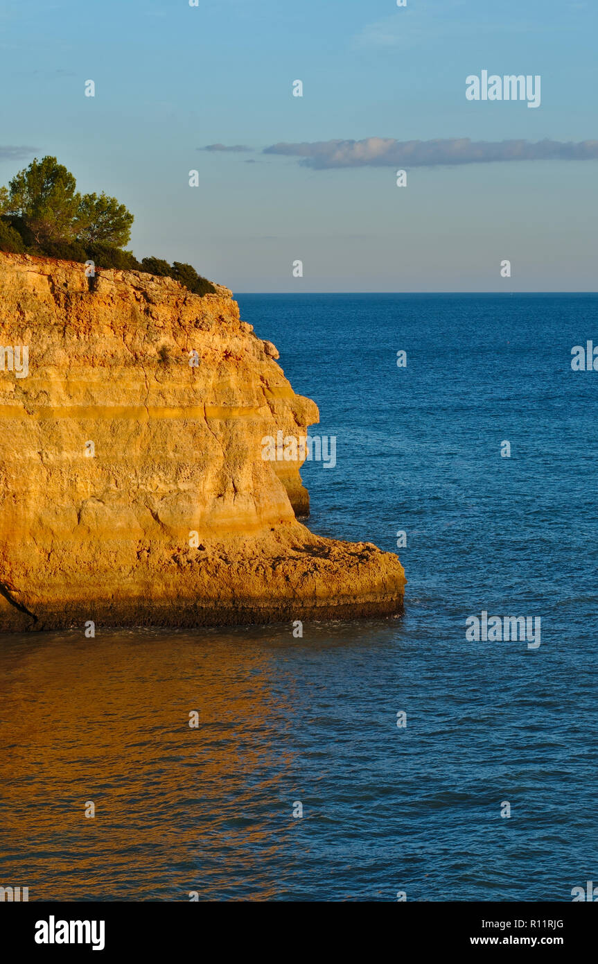 Klippen auf dem Weg der sieben Hanging Valleys in Lagoa. Algarve, Portugal Stockfoto