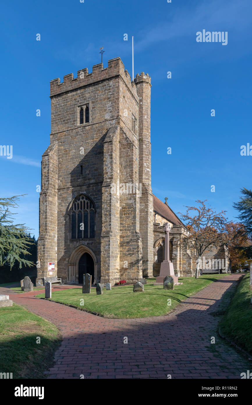 Außerhalb der Hl. Jungfrau Maria Kirche, Battle, East Sussex. In der Nähe der Ort der Schlacht von Hastings im Jahre 1066. Mobilteil mit St Valery sur Somme. Stockfoto