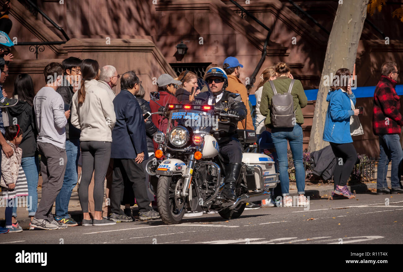NYPD Highway Patrol Officer in Harlem in New York in der Nähe des 22 km Markierung in der Nähe von Mount Morris Park am Sonntag, 4. November 2018 in die 48. jährliche TCS New York City Marathon. Über 50.000 Läufer aus über 120 Ländern konkurrieren in der Rasse, der grössten Marathon der Welt. (© Richard B. Levine) Stockfoto