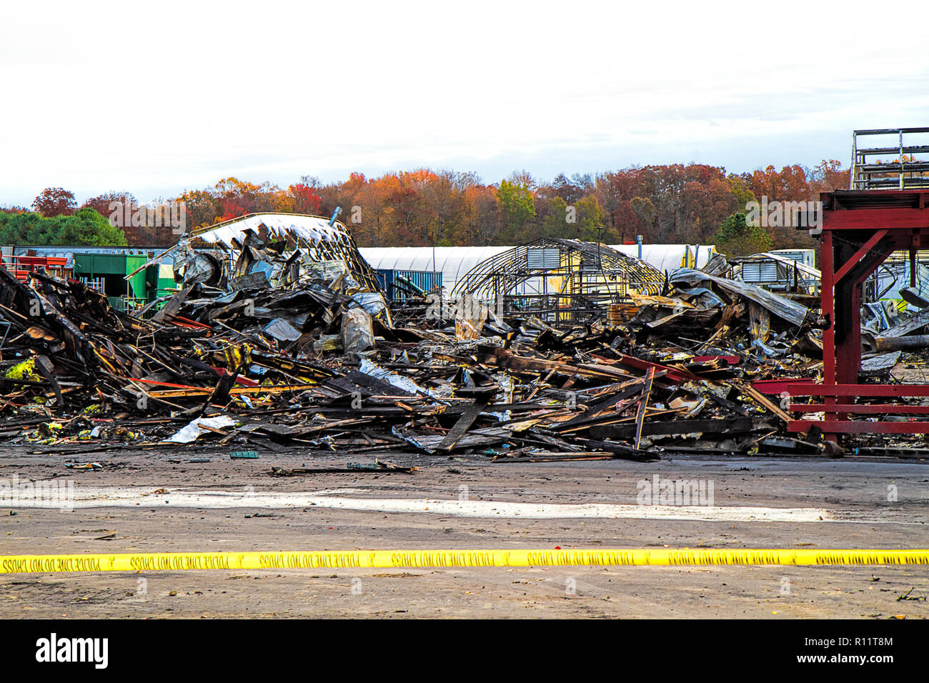 Die lokalen Bauernmarkt brennt auf den Boden darunter alle Gebäude und Struktur auf dem Gelände. Stockfoto