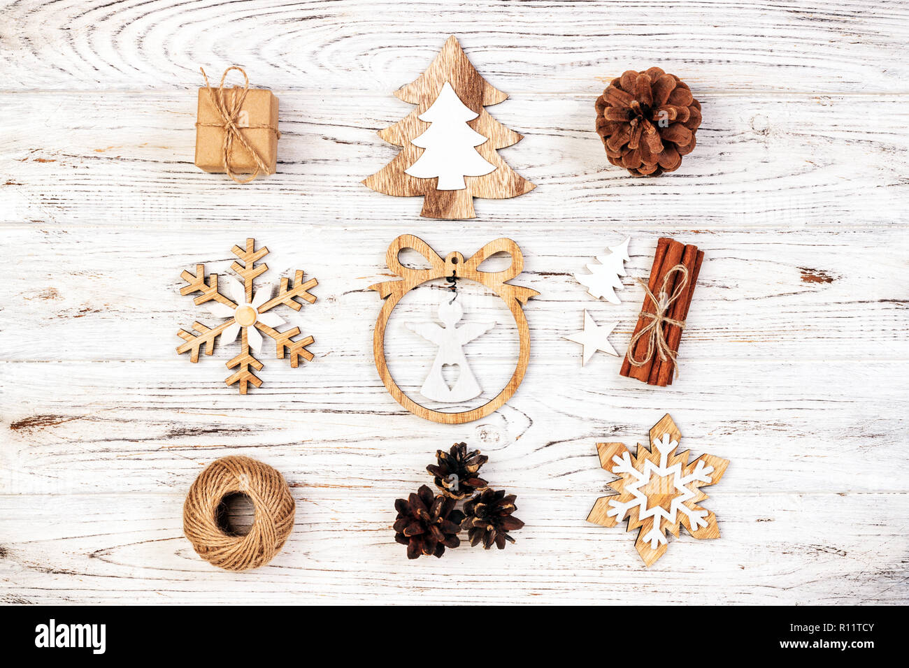 Weihnachten Komposition. Geschenk, Weihnachtsdekoration, Schneeflocke, Tannenzapfen auf rustikalen vintage Holz- Hintergrund. Flach Ansicht von oben. Stockfoto