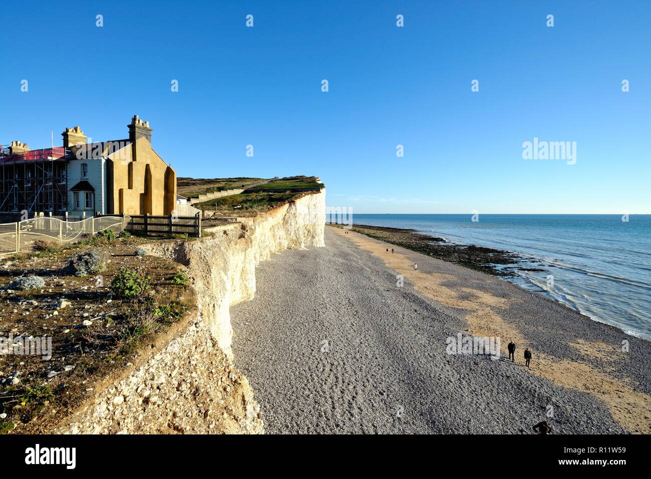 Alte Küstenwache Hütten am Rande der Kreidefelsen, die küstenerosion an Birling Gap East Sussex England Großbritannien Stockfoto