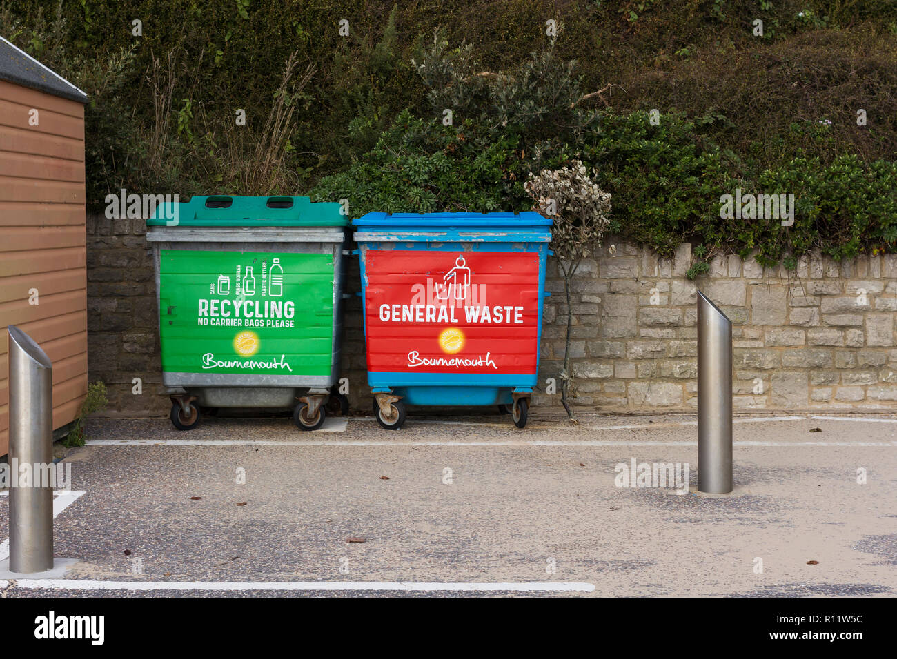 Recycling & allgemeine Abfallbehälter entlang der Promenade, Strand von Bournemouth, Großbritannien Stockfoto