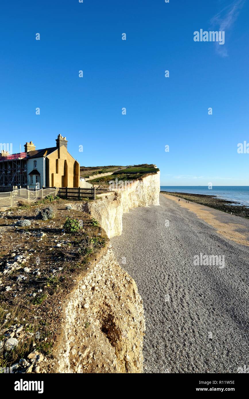 Alte Küstenwache Hütten am Rande der Kreidefelsen, die küstenerosion an Birling Gap East Sussex England Großbritannien Stockfoto