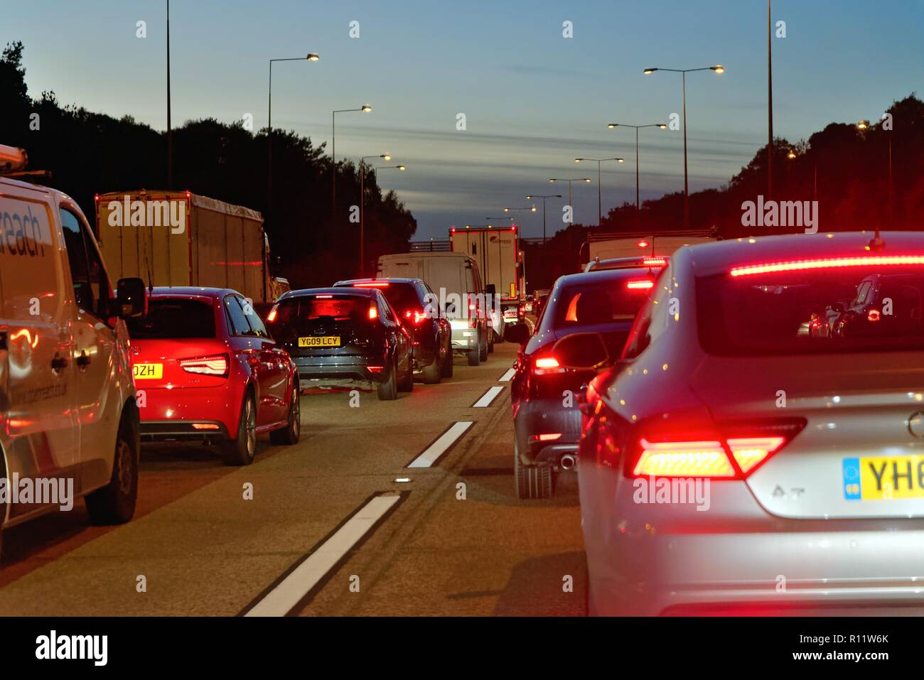 Besetzt den Berufsverkehr auf der Autobahn M25 bei Dämmerung von einem Treiber, Surrey, England, Großbritannien Stockfoto