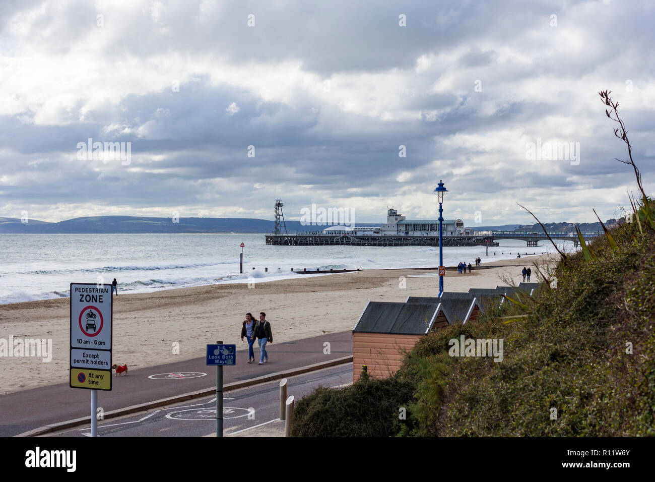 Sonntag Nachmittag im Herbst am Strand von Bournemouth, Leute, Wandern, Dorset, Großbritannien Stockfoto