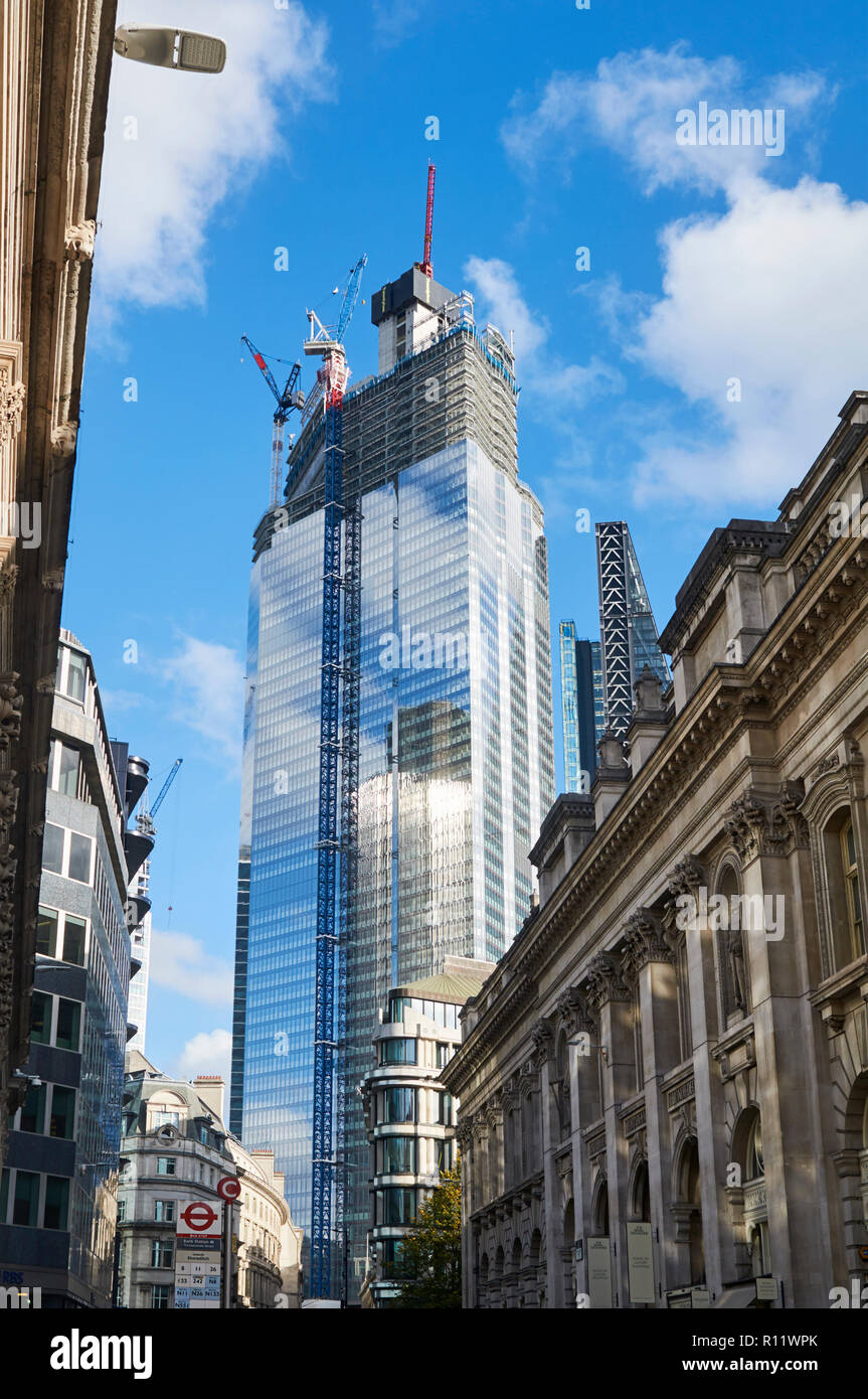 Die neue Zwanzig zwei Tower in Bishopsgate, London UK, im Bau, mit Gebäuden in Threadneedle Street im Vordergrund Stockfoto