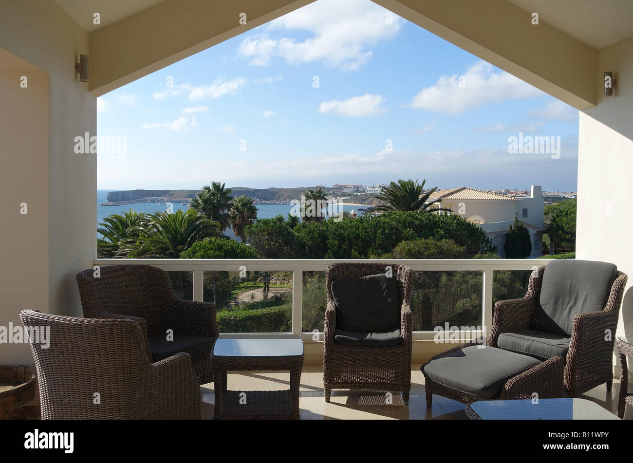 Eine offene Terrasse mit einem schönen Blick auf das Meer Stockfoto