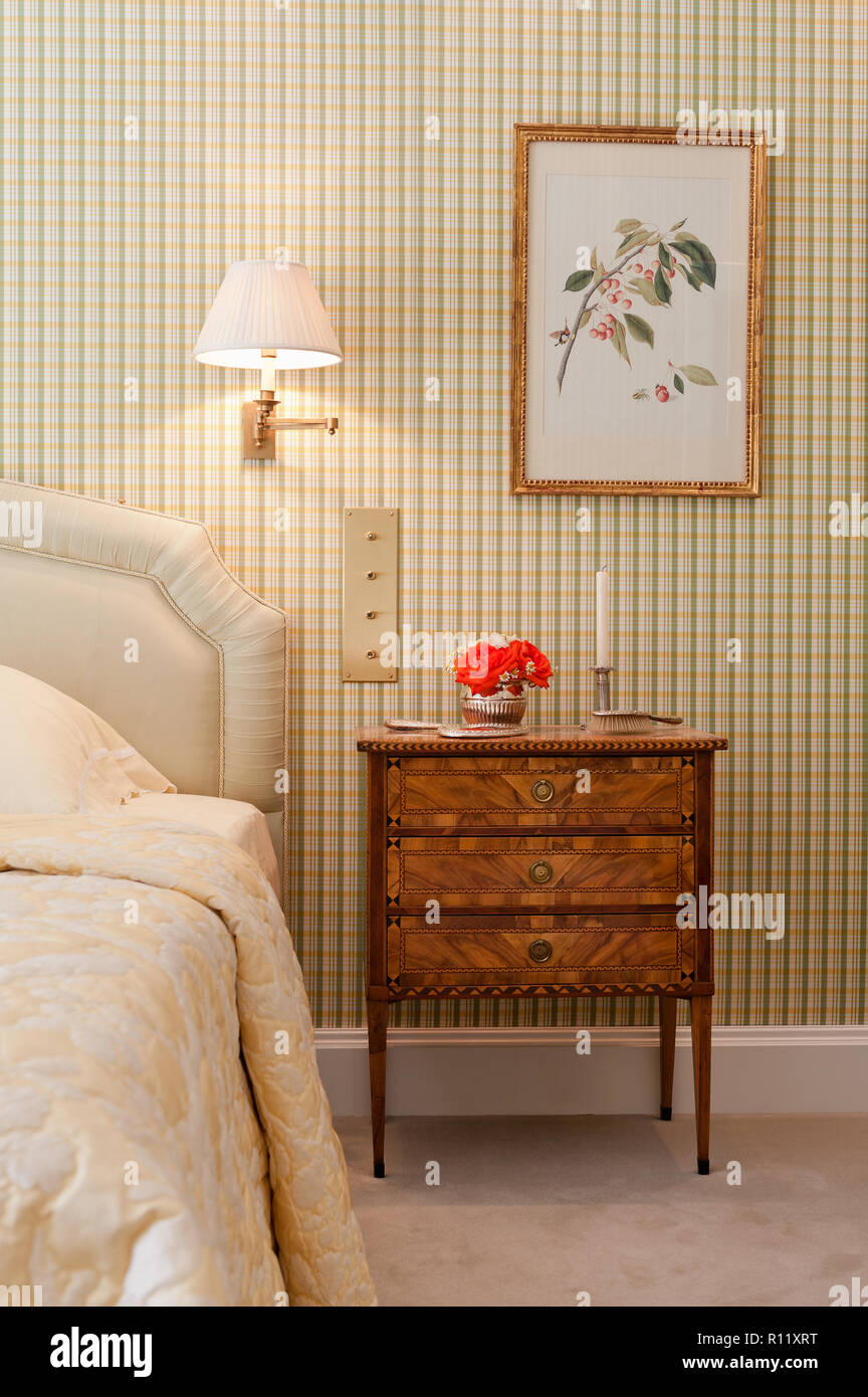 Schlafzimmer mit karierten Tapeten Stockfoto