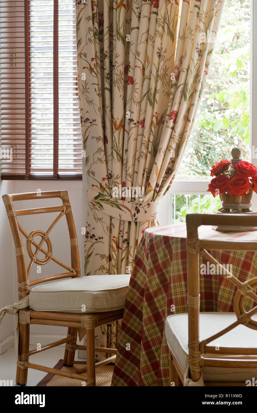 Edwardian Esszimmer mit Zuckerrohr Stühle Stockfoto
