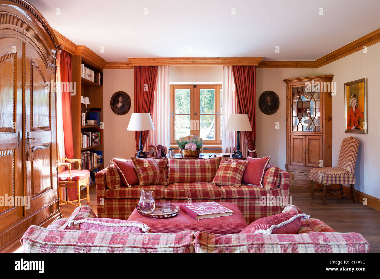 Wohnzimmer mit roten Sofas überprüft Stockfoto