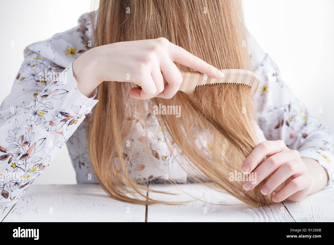 Frau mit einem Kamm in ihre Hände problem Haar Stockfoto