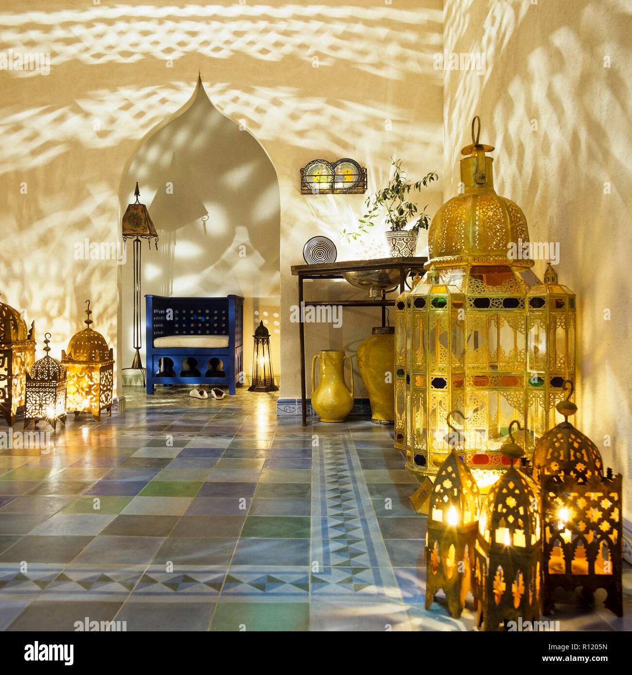 Kerzen in Gold im arabischen Stil Laternen Stockfoto