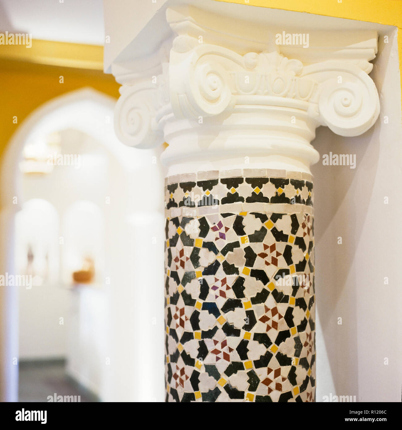 Mosaikfliesen auf eine Spalte Stockfoto