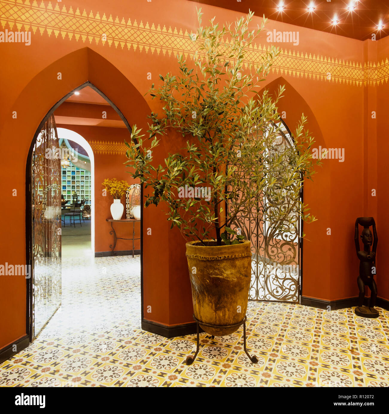 Im arabischen Stil bogen Tür und Topfpflanze Stockfoto