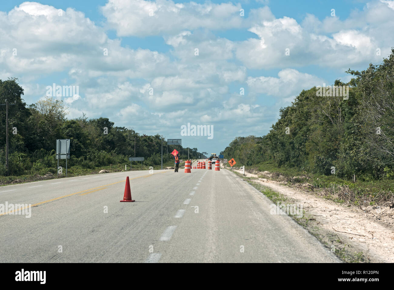 Straßenbauarbeiten auf der 307 Straße in der Nähe von Bacalar, Quintana Roo, Mexiko. Stockfoto