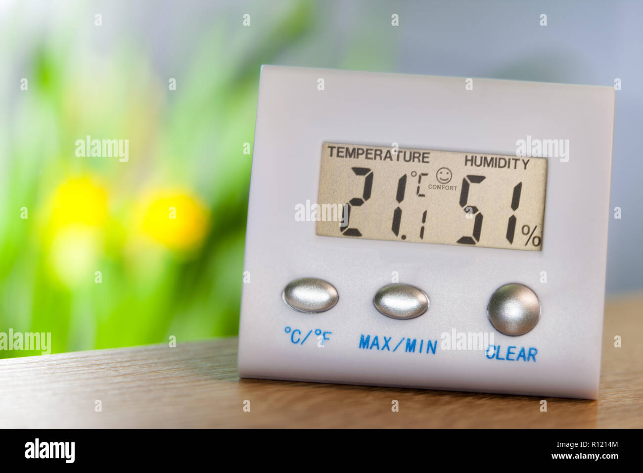 Hygrometer auf einer Tabelle zeigt Komfort Temperatur und Luftfeuchtigkeit Stockfoto