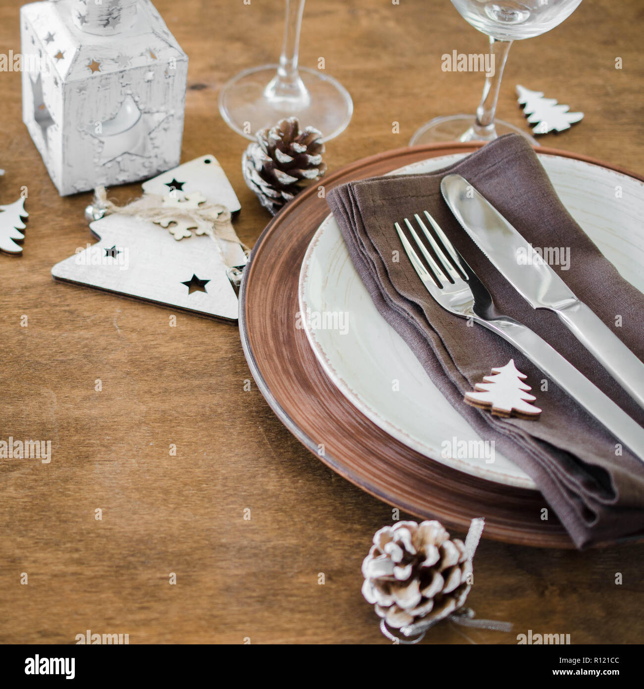 Einfache Weihnachten Tisch Einstellung Auf Holz Hintergrund In