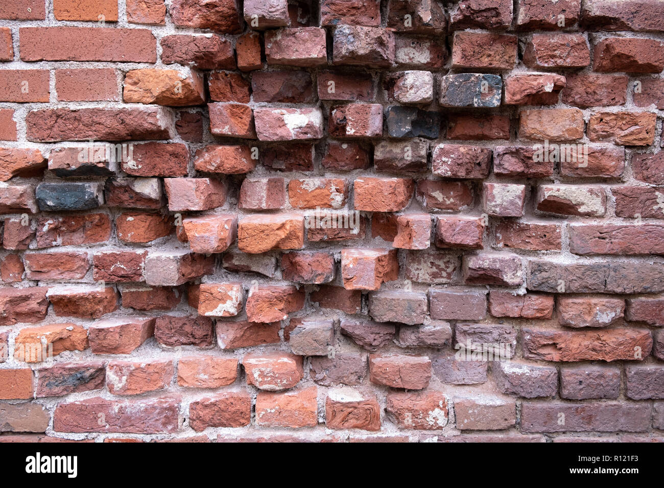 Die Wand eines alten Schlosses. Restauriert unter Beibehaltung der zerstörten Elemente der Wand Stockfoto